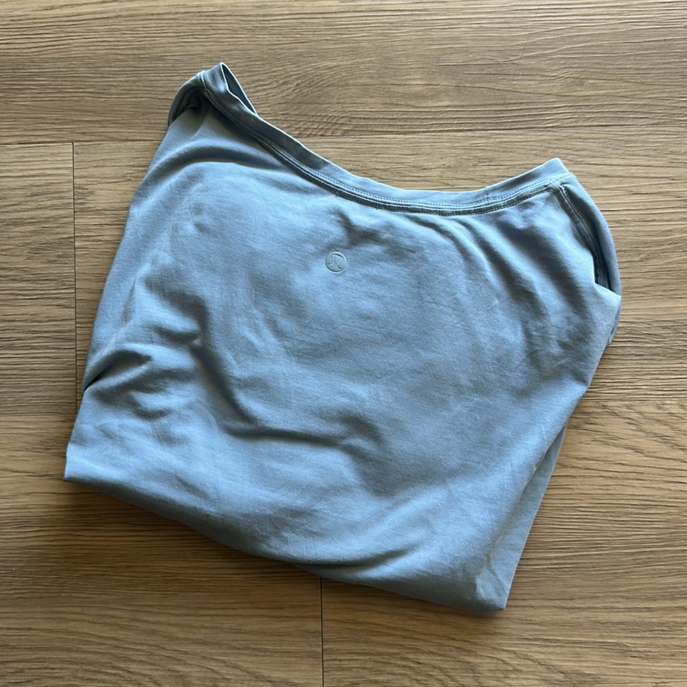 Men’s Lululemon workout shirt